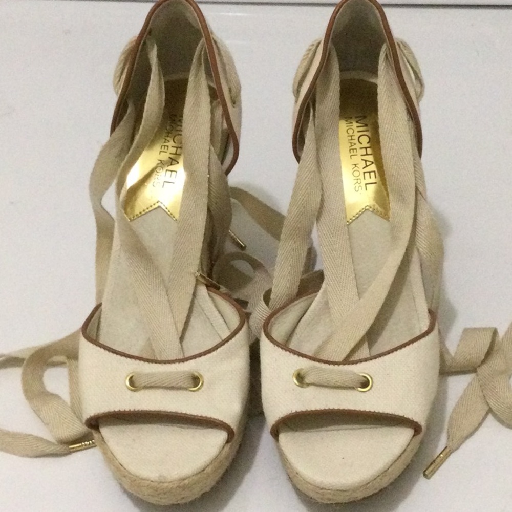 Michael Kors Platform’s Cream neck tied up size 7M